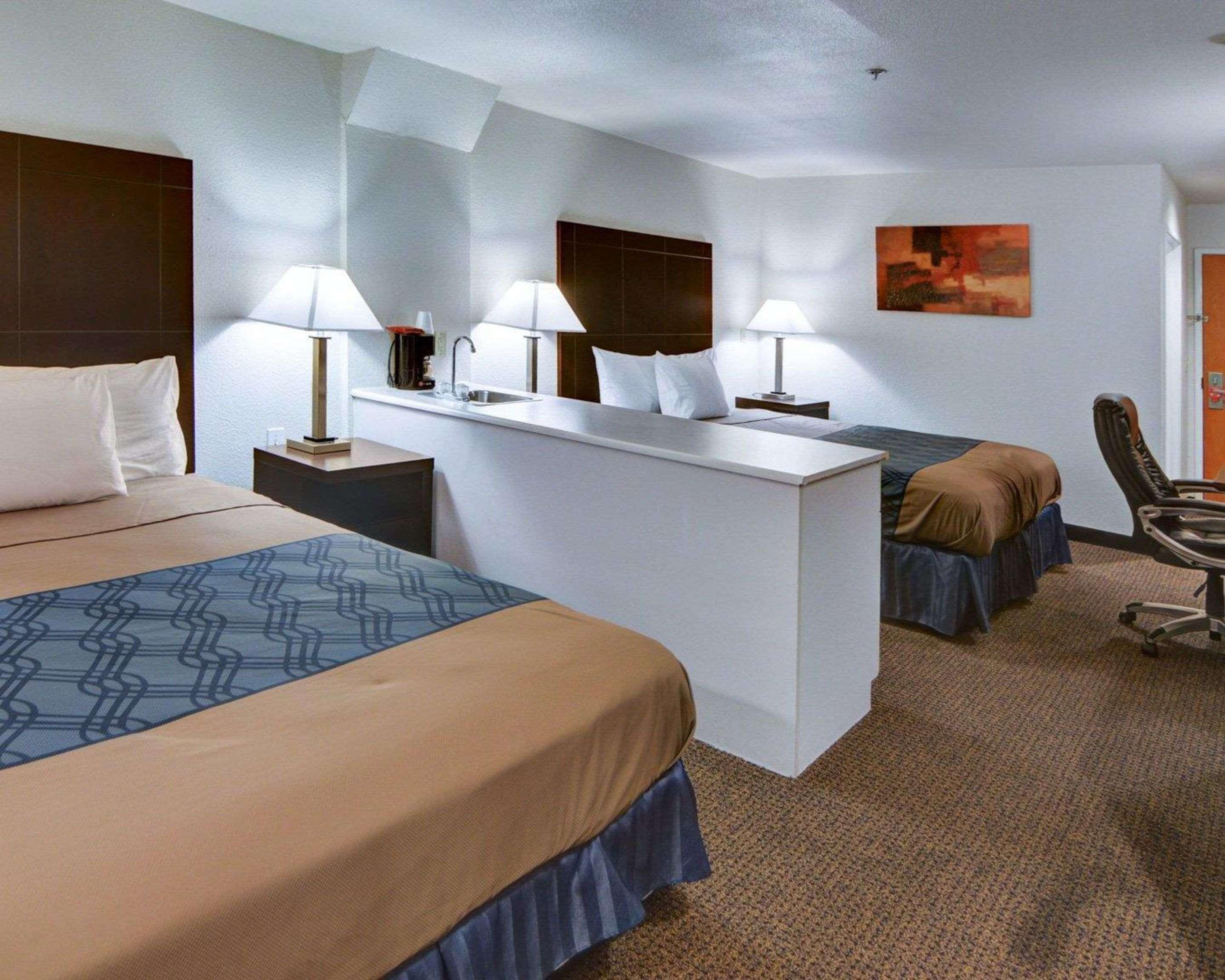 Rodeway Inn & Suites Lewisville I-35 Exteriör bild